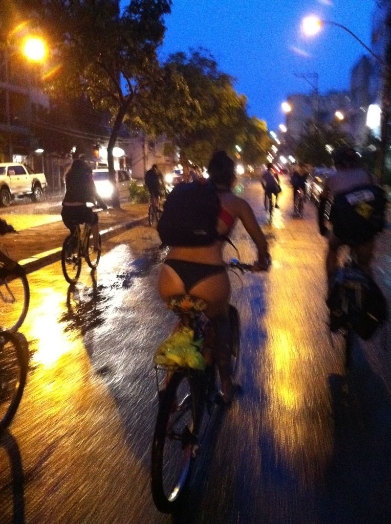 Em  Porto Alegre, cliclistas pedalam com roupas íntimas pedindo paz no trânsito | Alexandre Costa / Gazeta do Povo