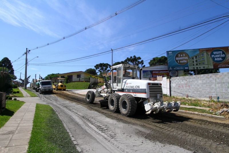 Pavimentação de rua em Santa Felicidade: prefeitura multiplicou por cinco o número de quilômetros de vias que serão asfaltadas na cidade | Joelson Lucas/SMCS