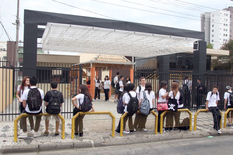 No Colégio Pedro Macedo, alunos foram dispensados ontem por falta de carteiras | Walter Alves/Gazeta do Povo
