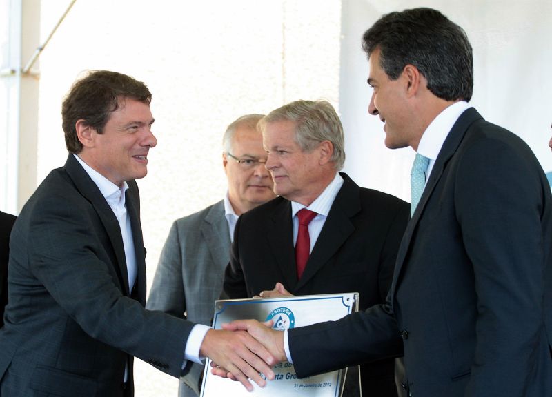 Nigro, da Tetra Pak, e o governador Beto Richa: ampliação terá incentivo fiscal | Thiago Terada/Gazeta do Povo