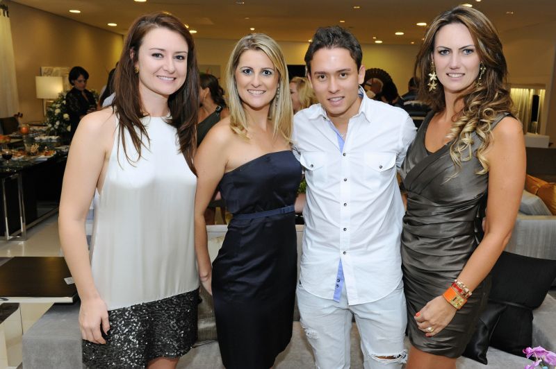 A designer de interiores Gisele Busmayer (à dir.) comemorou seu aniversário na Artefacto com um coquetel nesta quinta-feira. Entre os presentes, o jogador Keirrison (ex-Coritiba e hoje no Cruzeiro). Também na foto, a gerente da loja, Ingrid Moskalewsky (à esq.), e a relações públicas, Jordana Fraga | Gerson Lima