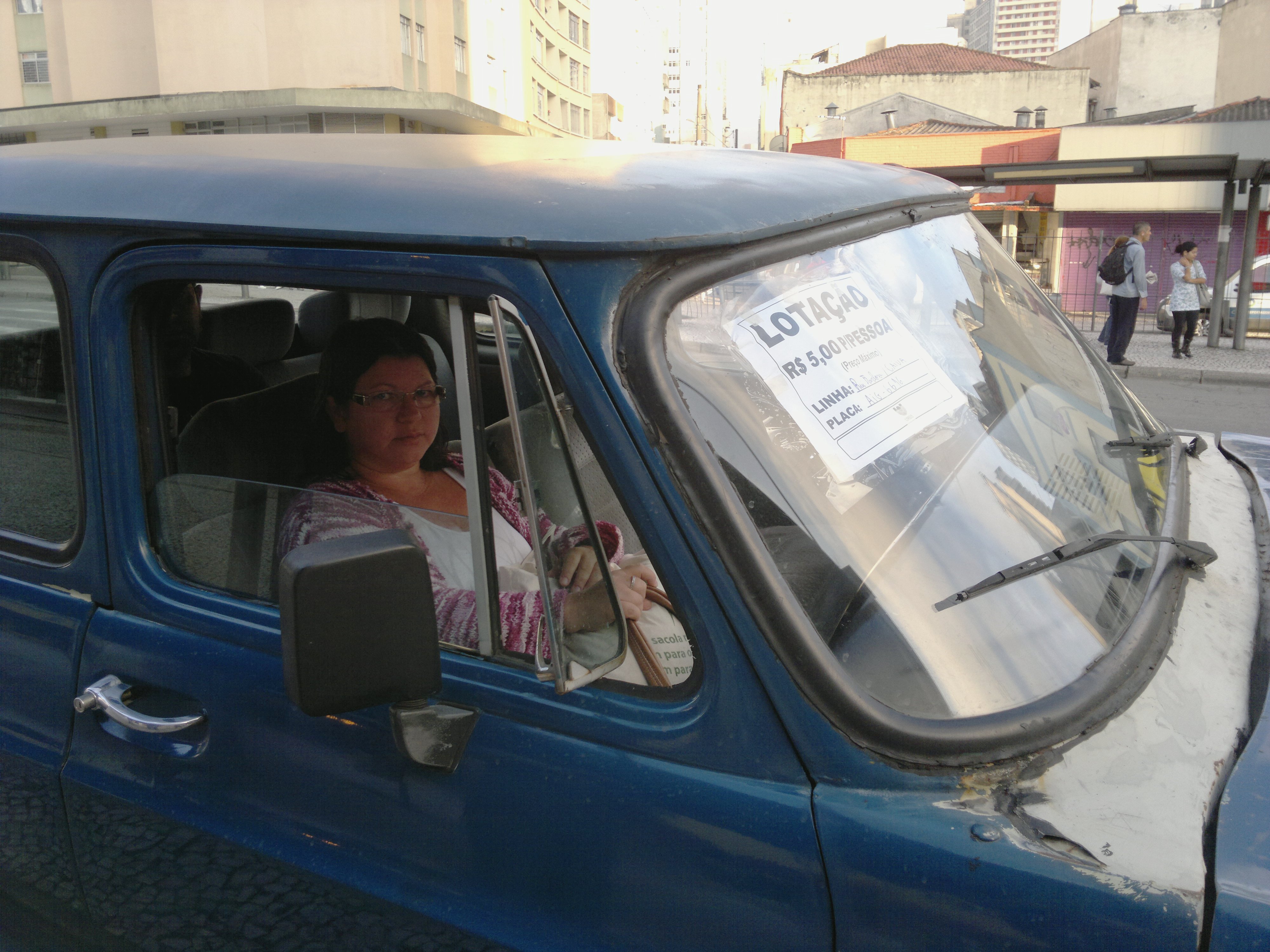 2º dia: A lotação foi a alternativa encontrada pela doméstica Vilma Pereira para chegar ao trabalho | Vitor Geron / Gazeta do Povo