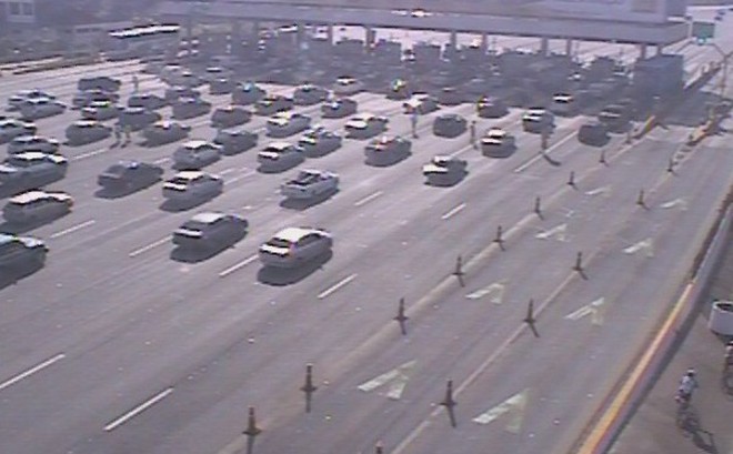 Trânsito na BR-277, sentido litoral, têm filas na chegada ao pedágio, em São José dos Pinhais |