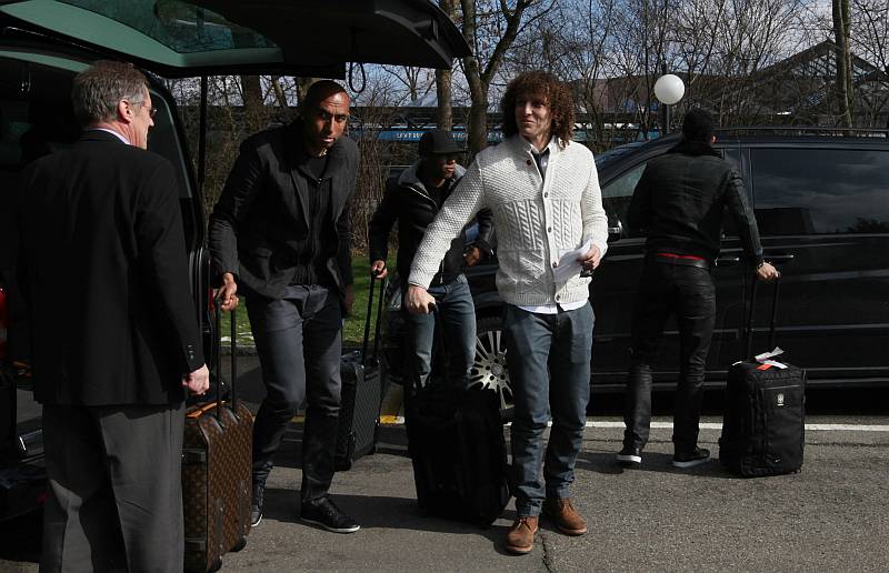 David Luiz, de branco, é um dos jogadores que chegaram da Inglaterra para defender a seleção | Mowa Sports