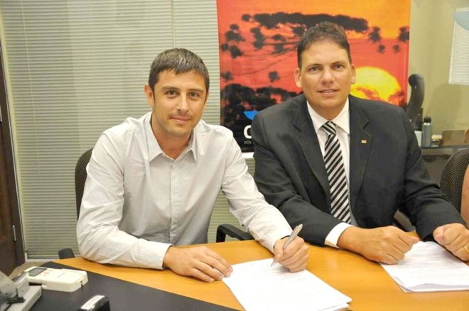 PARCERIA NA ADVOCACIA- Antes oferecido apenas a pessoa jurídicas, o seguro de Responsabilidade Civil Profissional passa a ser oferecido agora também para advogados que trabalham como pessoa física. O novo serviço, parceria entre a Caixa de Assistência aos Advogados do Paraná, a Auxílio Corretora de Seguros e a ACE Seguradora, foi comemorado por Leonardo Ribas Gomes, da Auxílio, e pelo presidente da CAA, José Augusto Noronha | 