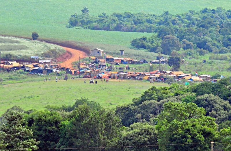 Cerca de 6 mil carperos estão acampados há quase um ano na divisa entre duas propriedades agrícolas de brasiguaios na cidade de Ñacunday: ameaças a produtores agravam a tensão na região | Marcos Labanca/ Gazeta do Povo