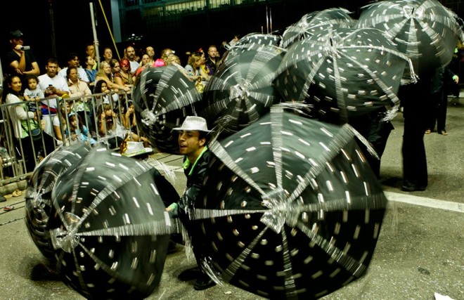 Coreografias dos componentes da Leões da Mocidade chamou atenção na avenida |