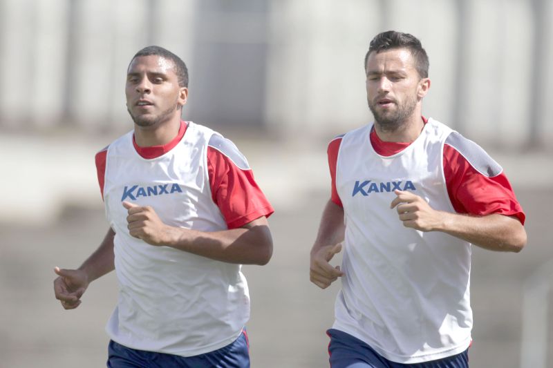 Nilson (à esq.), 20 anos, ao lado do veterano Alex Bruno, de 29: Paraná apostará na garotada durante a Série Prata | Allan Costa Pinto/ Tribuna do Paraná