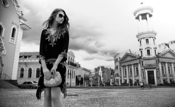 Esbanjando estilo, a modelo Tânia Pozzebom é capa da quarta edição da revista do ParkShopping Barigüi, que circula em março. O editorial de moda com as coleções outono/inverno, produzido por Malu Meyer, foi fotografado por Herbert Coelho nas ruas centrais de Curitiba. A arquitetura clássica da cidade e o típico céu acinzentado emolduram os looks | Herbert Coelho