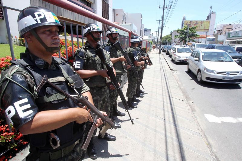 Depois de uma madrugada de medo, militares trouxeram a tranquilidade de volta ontem à tarde em Salvador | Lúcio Távora/Folhapress