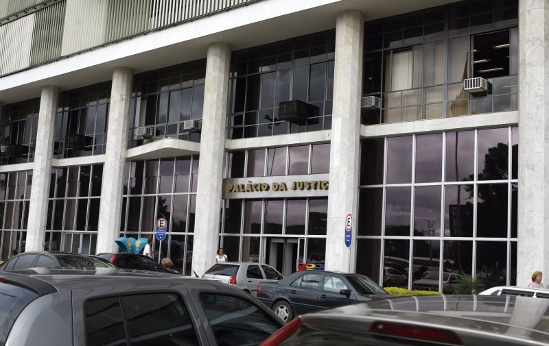 Vista do estacionamento em frente da sede do TJ: por questões orçamentárias, nem todos os 120 desembargadores receberão os veículos imediatamente | Rodolfo Bührer/Arquivo/ Gazeta do Povo