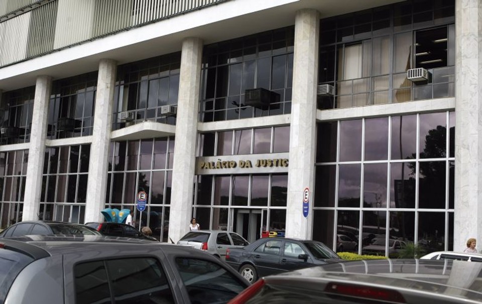 Vista do estacionamento em frente da sede do TJ: por questões orçamentárias, nem todos os 120 desembargadores receberão os veículos imediatamente | Rodolfo Bührer/Arquivo/ Gazeta do Povo