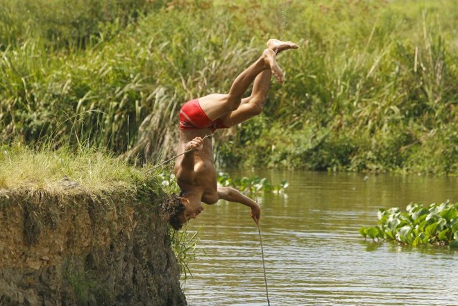 Luis Felipe dá um salto numa cava de Piraquara: lazer com perigo |