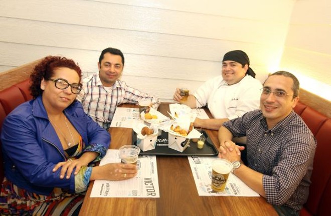 O restaurateur Francisco Urban (à esq.) e o empresário Marcelo Belotti (em primeiro plano, à dir.) acabam de inaugurar o Victor Fish n Chips na praça de alimentação do Shopping Mueller. O cardápio é assinado pelos chefs Paulino da Costa (ao fundo) e Eva dos Santos |