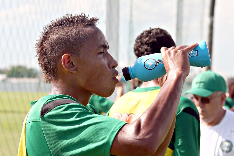 Rafael Silva enfrenta forte concorrência na meia-cancha alviverde. Renan Oliveira é o preferido do técnico Marcelo Oliveira e joga contra o Operário | Walter Alves/ Gazeta do Povo