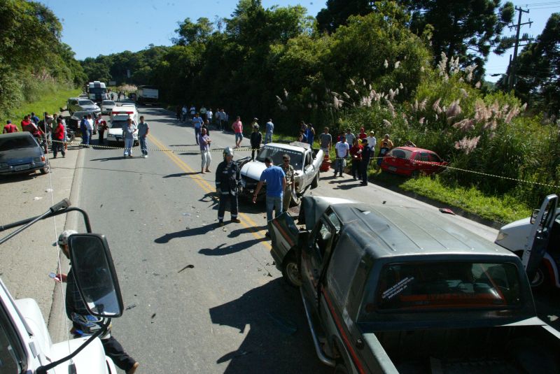 Quatro carros, dois caminhões e uma bicicleta se envolveram no acidente | Anderson Tozato/Tribuna