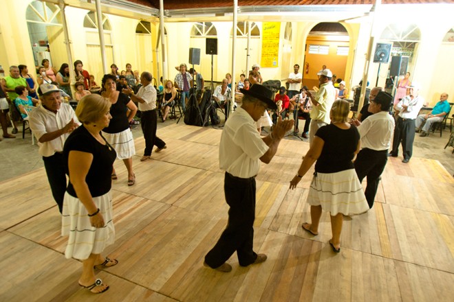 Além do bailado, em que todos podem dançar livremente, é possível conferir as apresentações do grupo durante a festa |