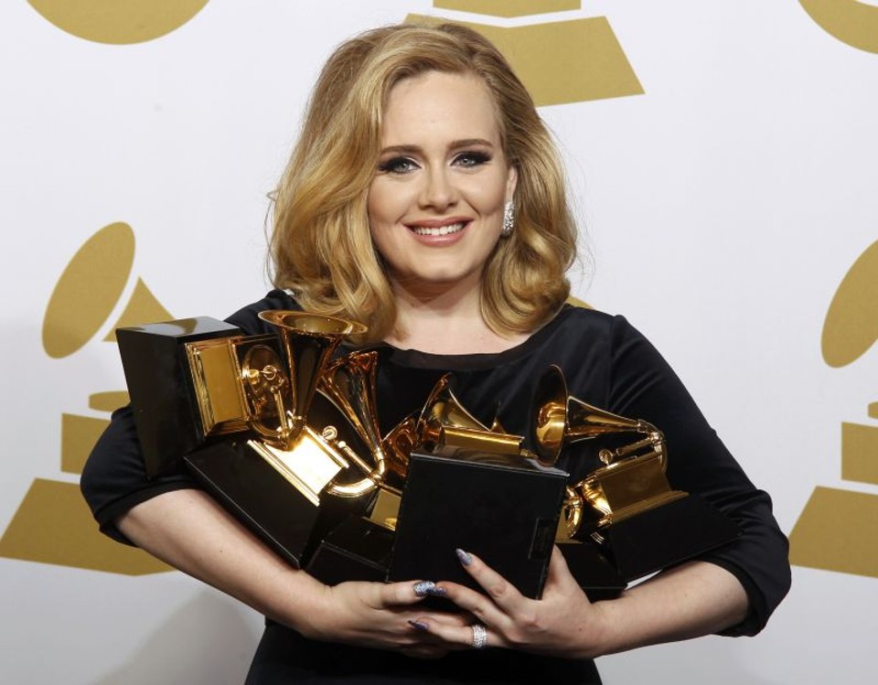 Ao receber o sexto prêmio da noite, a inglesa de 23 anos agradeceu em primeiro lugar as estações de rádio que tocam suas músicas | REUTERS/Lucy Nicholson