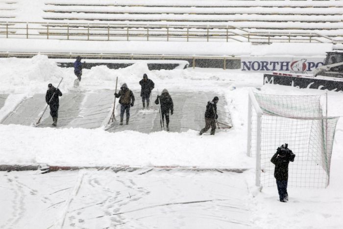 Funcionários do Estádio Renato Dallara, em Bologna, retiram o acúmulo de neve do campo. Partida do time da casa contra a Fiorentina não será nesta quarta-feira | Reuters