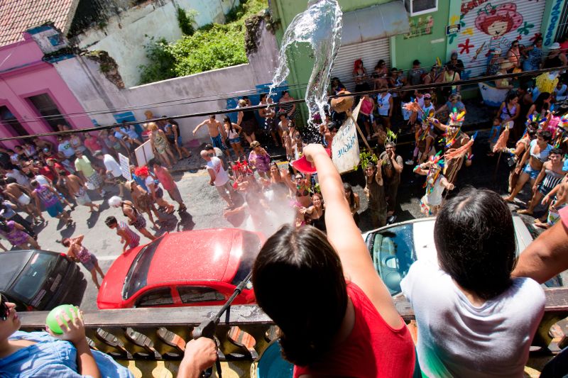Antes de chegar ao mar, foliões de Paranaguá foram refrescados com água que vinha do trio elétrico e das sacadas das casas | Henry Milléo/ Gazeta do Povo