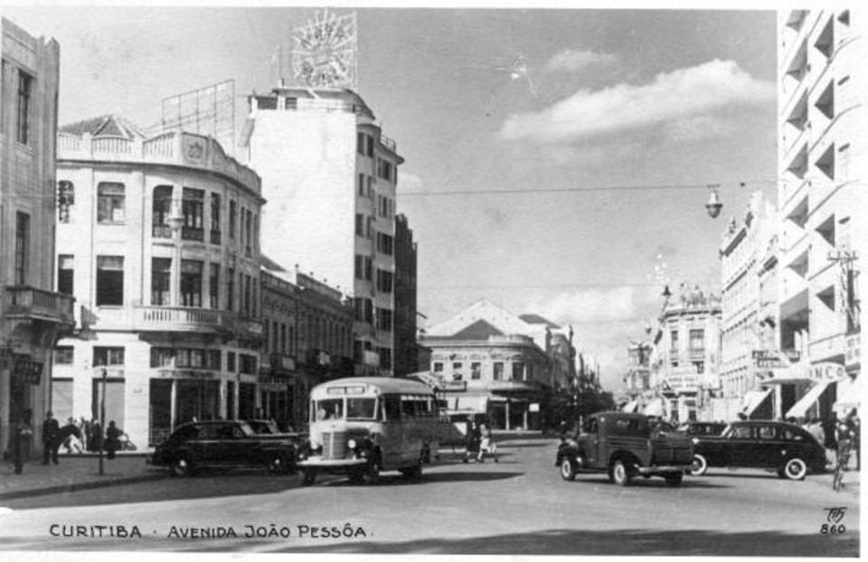Avenida João Pessoa, atual Luiz Xavier, em 1940, com ônibus da Cia Força e Luz | Arquivo CD
