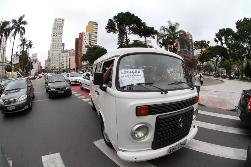Vans e carros foram autorizados a cobrar até R$ 5 por passagem ontem | Daniel Castellano/ Gazeta do Povo