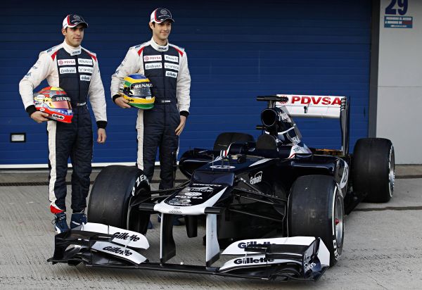 O recomeço da Williams- A Williams apresentou ontem o seu carro para a temporada 2012 com a esperança de iniciar uma nova fase na Fórmula 1. O FW34 foi o primeiro carro a ser desenvolvido pela tradicional escuderia inglesa após uma profunda reformulação na sua equipe técnica. Estamos vivendo um recomeço, disse Frank Williams, chefe da equipe inglesa. Assim como quase todas as equipes do grid, a Williams adotou um degrau no bico para atender ao novo regulamento da categoria. O brasileiro Bruno Senna (esq.) e o venezuelano Pastor Maldonado são os pilotos da escuderia | Marcelo del Pozo/ Reuters
