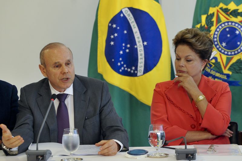 Ao lado da presidente Dilma Rousseff, em cerimônia no Palácio do Planalto, Guido Mantega admitiu que o PIB pode ter crescido um pouco menos de 3%, até então a pior expectativa do governo | Antonio Cruz/ABr