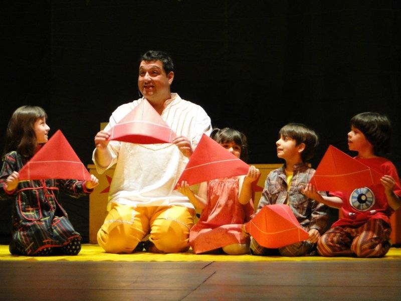 As crianças são chamadas ao palco no espetáculo para participar de atividades lúdicas | Divulgação