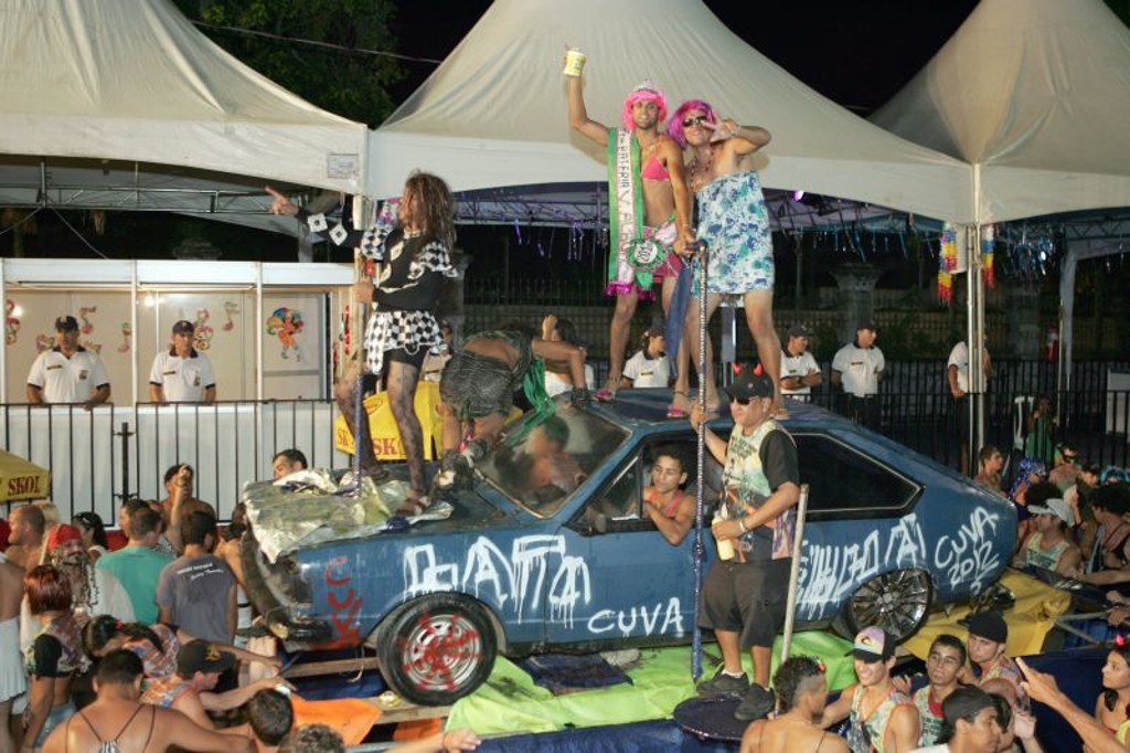 Homens vestidos de mulher animaram a festa ontem