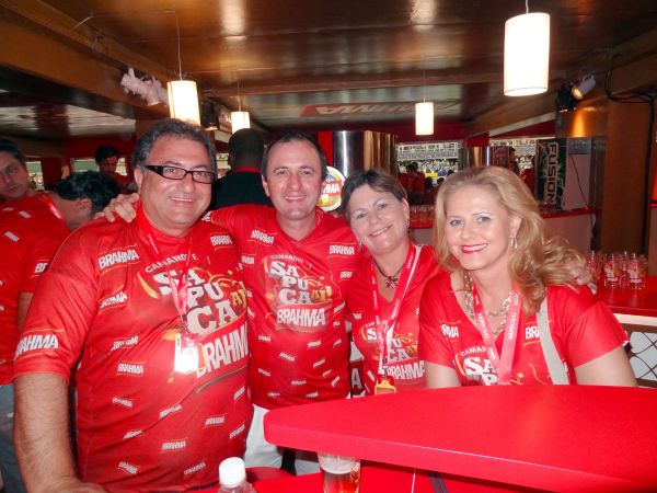 O casal Selma e Andersen Prado, dono do tradicional Bar do Alemão (ele à esq.; ela ao centro), esteve pela décima-quarta vez no Camarote da Brahma para assistir ao desfile do carnaval carioca, nesta segunda-feira. Lá, se encontraram com os curitibanos Eliane e Rudy Keller, também convidados da AmBev |