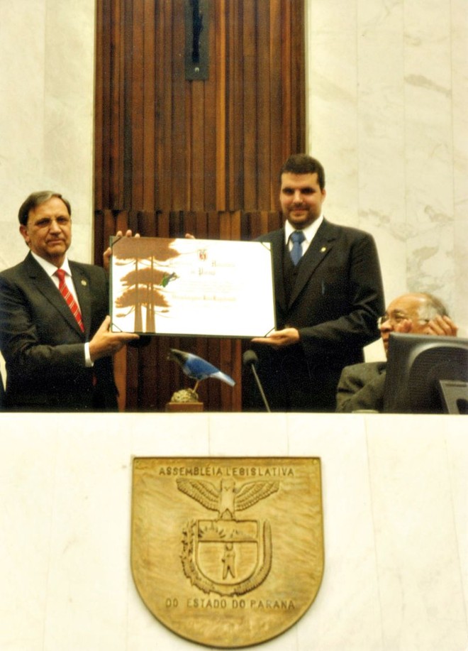 Merecido reconhecimento- Ainda repercutindo o recebimento do título de Cidadão Honorário do Paraná, recebido pelo desembargador João Kopytowski, por proposição do jovem deputado Pedro Lupion. O querido amigo Kopytowski recebeu, ainda, por ocasião da sua aposentadoria, a medalha Gralha Azul, da Polícia Federal, em reconhecimento ao seu pioneirismo na área do combate à criminalidade, tendo sido ainda referido como Guerreiro da Justiça pelo corregedor-geral Noeval de Quadros | 