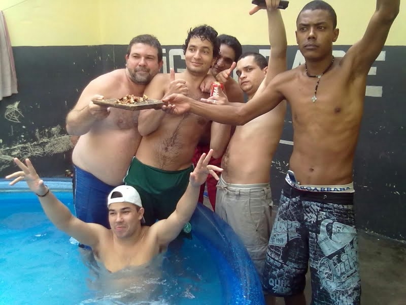 Até uma piscina foi utilizada pelos presos durante a festa | Divulgação