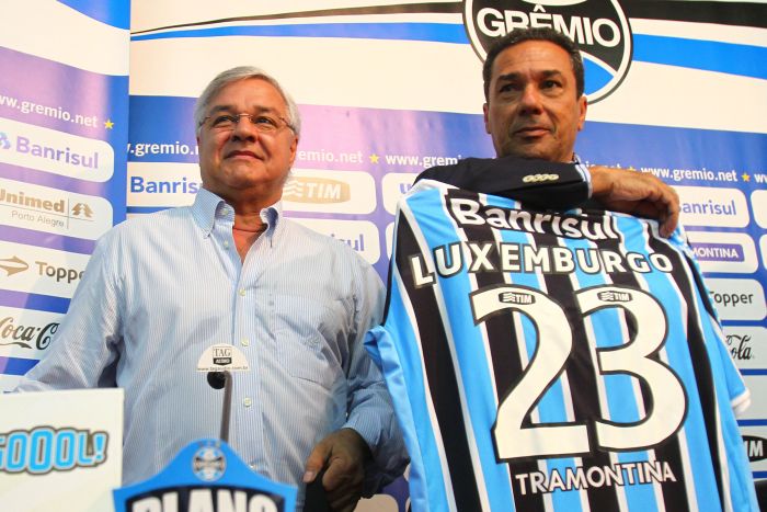 Luxemburbo é apresentado pelo presidente do Grêmio, Paulo Odone | Lucas Uebel / Folhapress