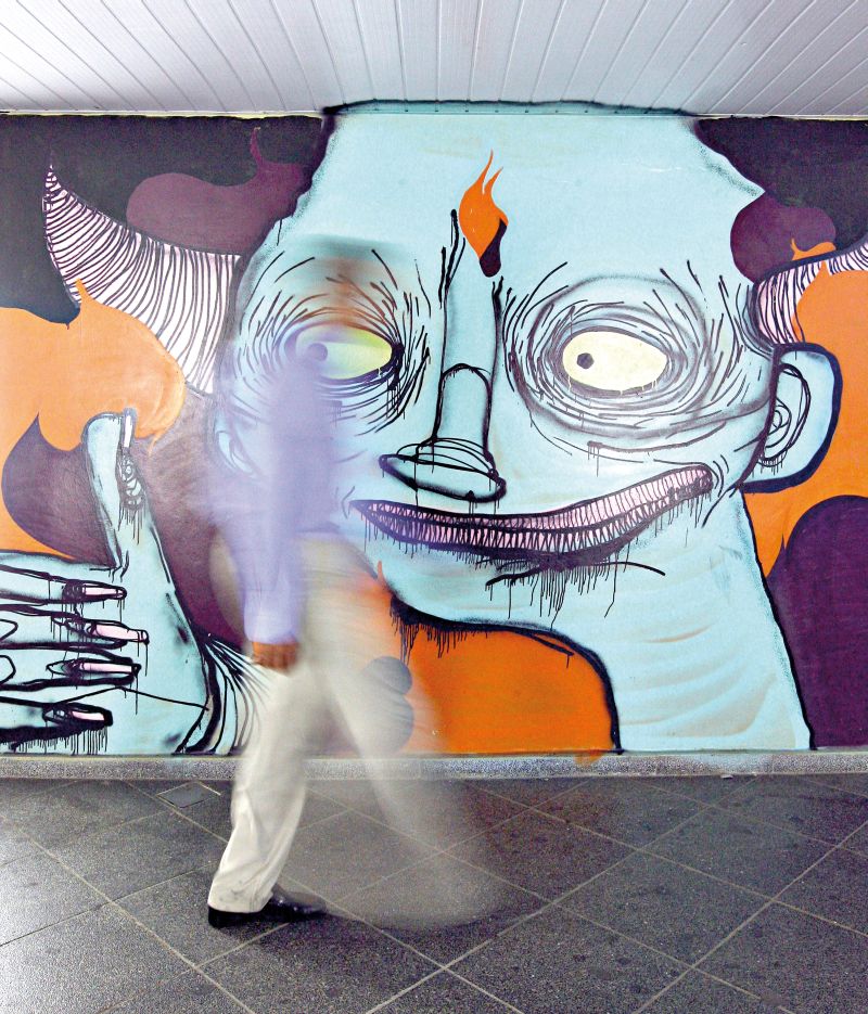 Desenhos do coletivo Mucha Tinta coloriram o Terminal do Cabral, por onde cerca de 85 mil pessoas passam todos os dias | Felipe Rosa/Gazeta do Povo