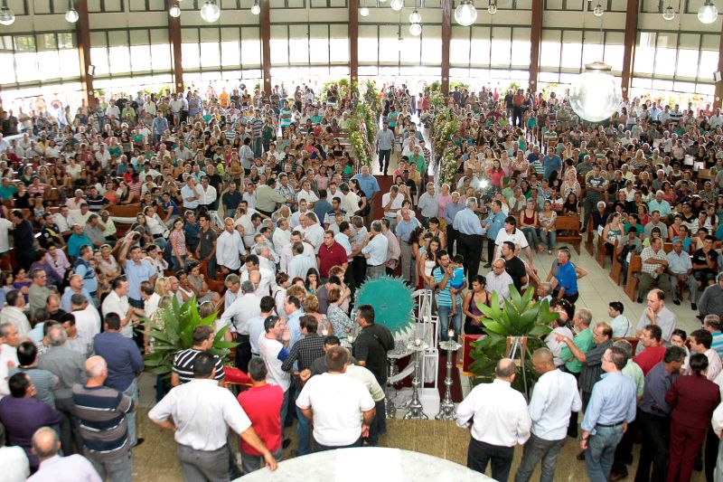 Milhares de pessoas compareceram ao velório do deputado Moacir Micheletto, em Assis Chateaubriand | César Machado/Folhapress