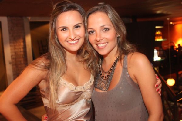 As amigas Gabriela Costabeber e Andressa Coelho curtem o show das bandas Bwana e Just Duet no bar Santa Marta, sexta-feira | Kauana Bechtloff