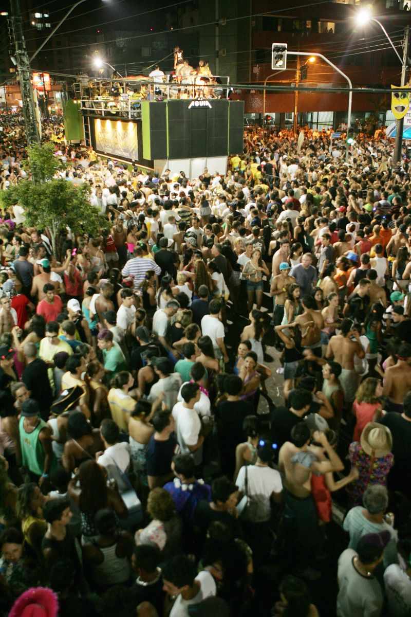 Em Guaratuba, trio elétrico animou os foliões. Muitas pessoas de outras cidades foram até lá só para prestigiar o som | Henry Mileo / Gazeta do Povo