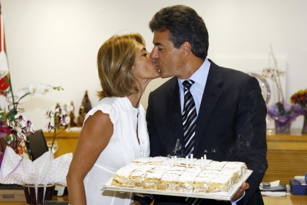 O governador Beto Richa fez uma surpresa à primeira-dama e secretária da Família, Fernanda Richa, ontem, no final do expediente. Ele atravessou a Praça Nossa Senhora de Salette, que separa os Palácios Iguaçu e das Araucárias, acompanhado dos filhos Rodrigo e André, da nora Patrícia e de sua mãe, Arlete Richa, para lhe dar os parabéns por seu aniversário. Ele entrou no gabinete acompanhado por um duo de violinistas tocando Eu sei que vou te amar, de Tom Jobim. E ainda segurou o bolo para que Fernanda apagasse as velinhas. Quantos anos? 49 | Orlando Kissner