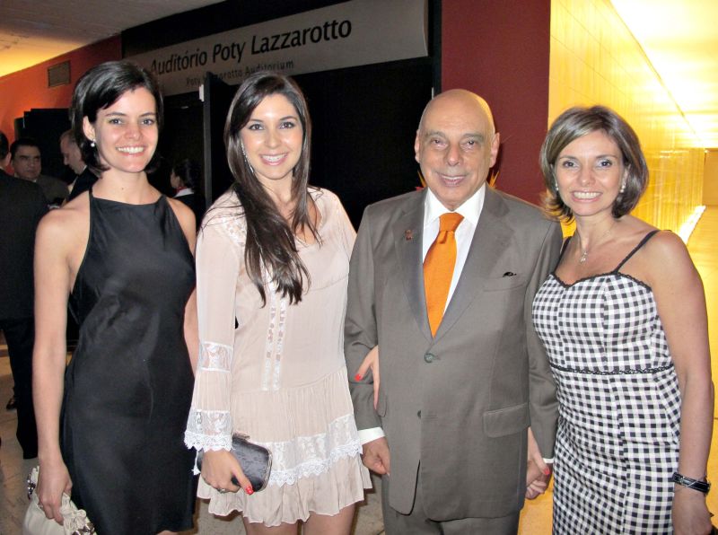 O advogado e professor Mansur Theophilo Mansur foi um dos homenageados na cerimônia pelos 80 anos da OAB-PR, nesta quarta-feira, no auditório do Museu Oscar Niemeyer. Ana Lecticia, Maria Victoria (ambas à esq.) e Christhiane Mansur foram prestigiar o pai | Bebel Ritzmann