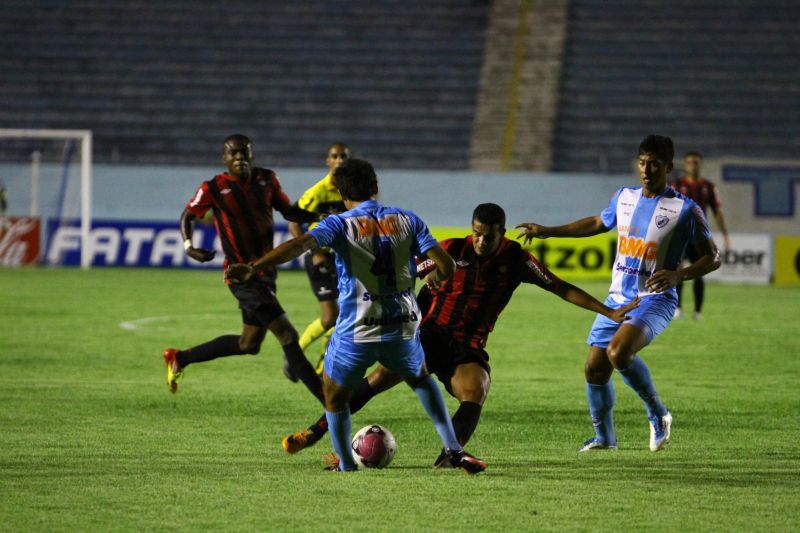 Bruno Mineiro passou em branco na derrota do Atlético para o Londrina | Roberto Custódio / Jornal de Londrina