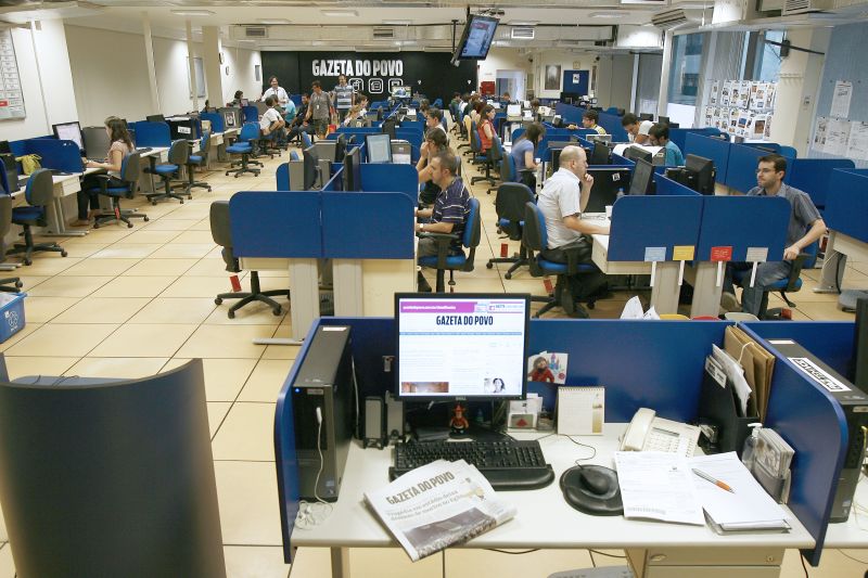 Jornalistas das plataformas on-line e impressa compartilham o mesmo ambiente, numa integração que começou em 2006 | Antônio More/Gazeta do Povo