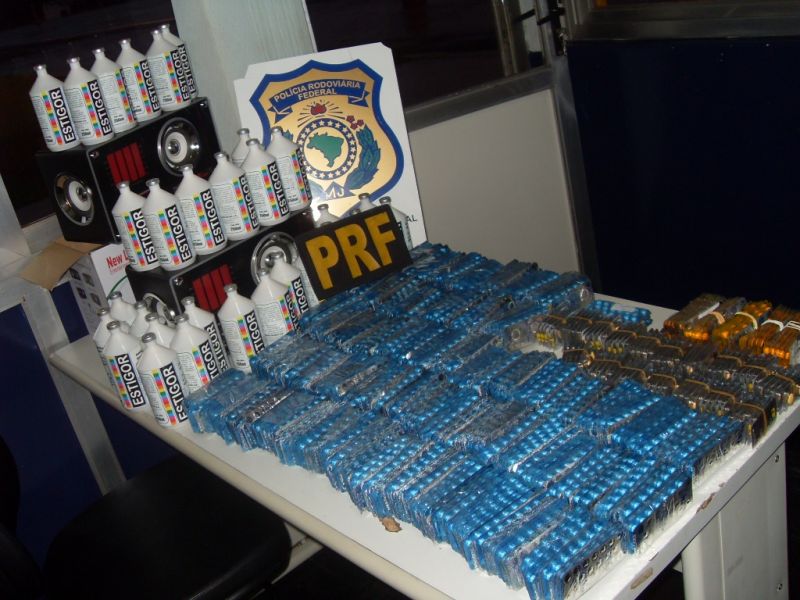 PRF encontrou 22 mil medicamentos, da marca Pramil, escondidos em caixas de som, no bagageiro de um ônibus | Divulgação / Polícia Rodoviária Federal