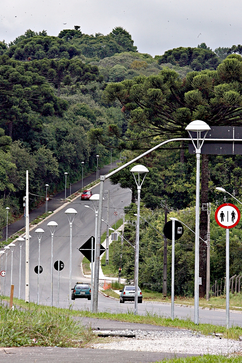 A Avenida Fredolin Wolf ganhou novo asfalto e postes de iluminação: apenas 18% da meta estabelecida para o andamento da obra em 2011 foram cumpridas | Fotos: Felipe Rosa/Gazeta do Povo