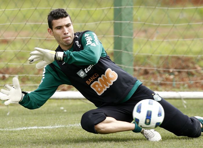 Na opinião do goleiro Vanderlei, não houve penalidade no lance com o atacante Arthur, do Londrina | Hugo Harada / Gazeta do Povo