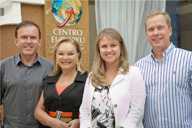 ETIQUETA CORPORATIVA E SOCIAL- O Centro Europeu lançou seu curso de Etiqueta Corporativa e Social, que começa no mês de março, tendo no programa dicas que vão de regras de etiqueta à melhora no desempenho pessoal e profissional. O curso será coordenado por Maria Inês Borges da Silveira e Silmara Leite Ribeiro Santos, na foto ladeadas pelo presidente do Centro Europeu, Carlos Sandrini, e pelo diretor-geral, José Ost |