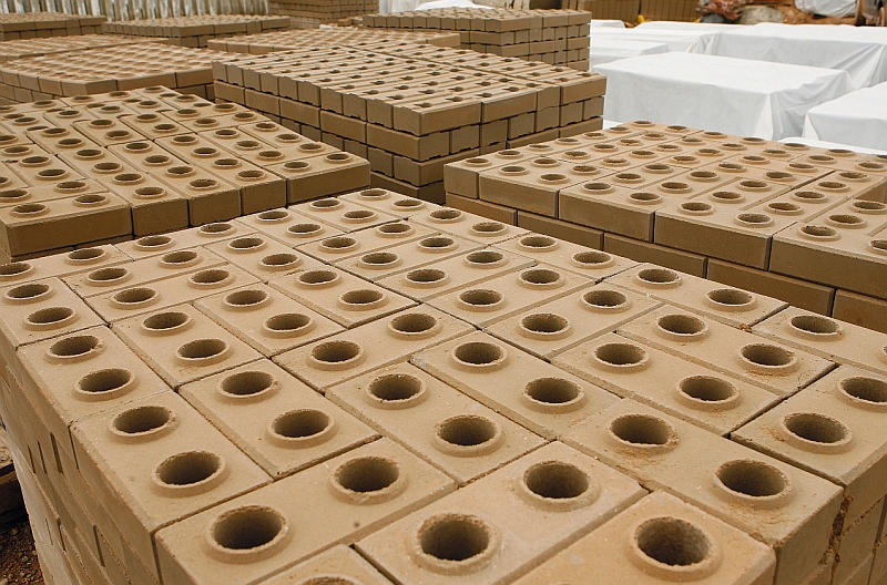 Tijolos ecológicos, feitos com resíduos da construção civil triturados e reprocessados: material que antes era problema se transforma em matéria prima para um novo produto | Fotos: Antônio More/ Gazeta do Povo