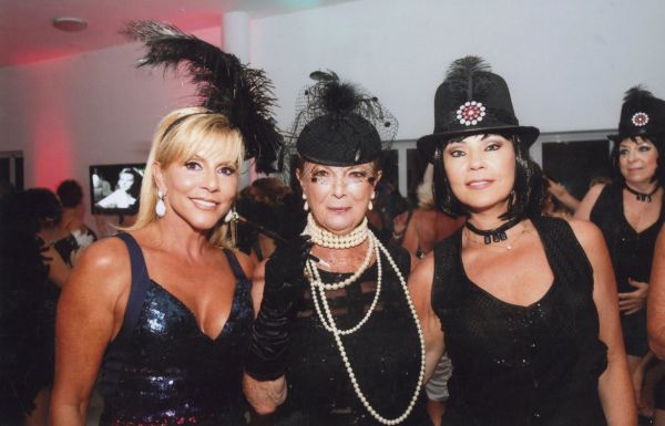 Margot Canet, de Audrey Hepburn em Bonequinha de Luxo, ladeada por Jandirinha Khury e Cristina Nacli | Fotos: Rogério Theodorovy