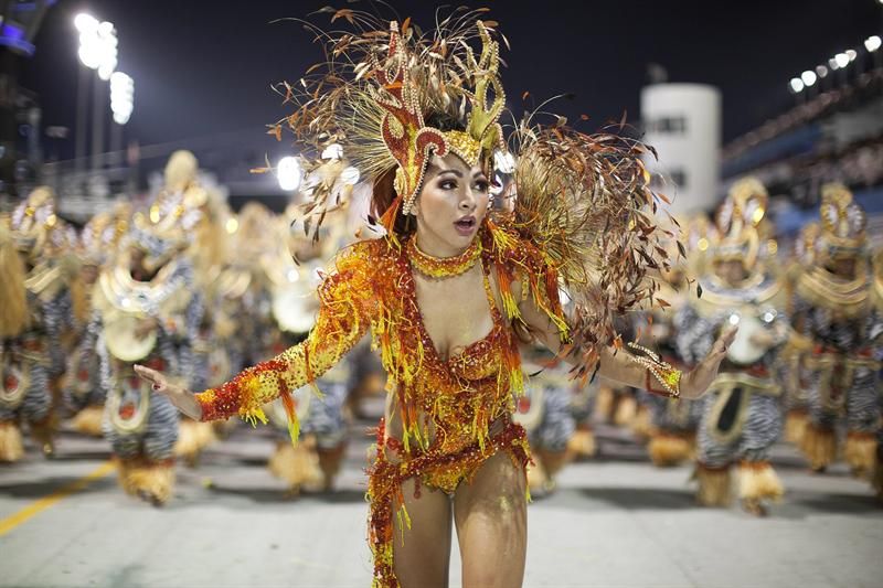 Integrante da escola Mocidade Alegre, no segundo dia do carnaval de SP | EFE/Sebastião Moreira