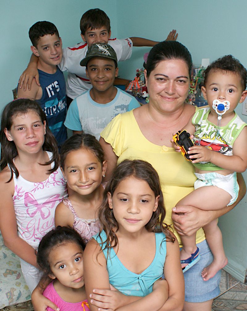 Andrea Julita de Oliveira, de 33 anos, virou referência nas proximidades da rua onde mora, no bairro Ganchinho. Ela começou a cuidar de crianças aos 15 anos | Marco André Lima/ Gazeta do Povo